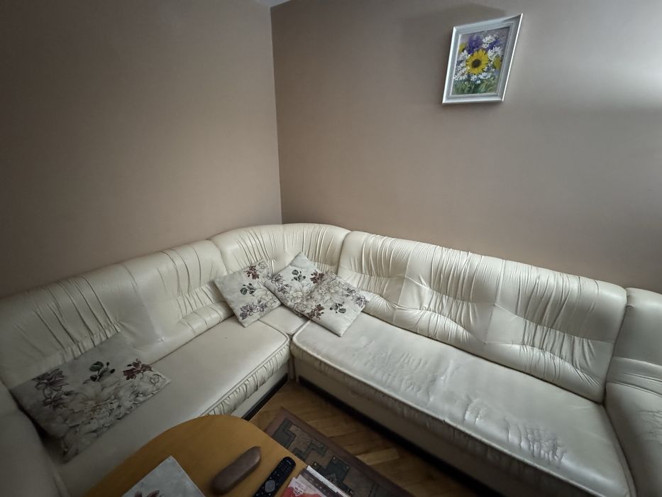 Бял Г - образен кожен диван