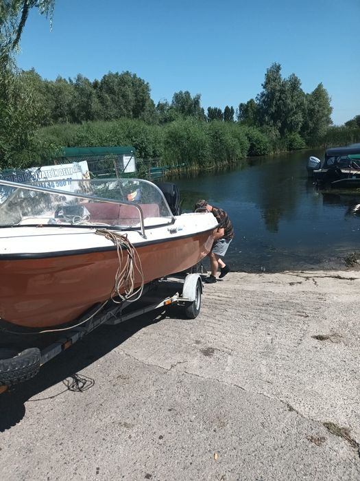 Vând barcă Hellwig//motor Mercury //peridoc 400kg