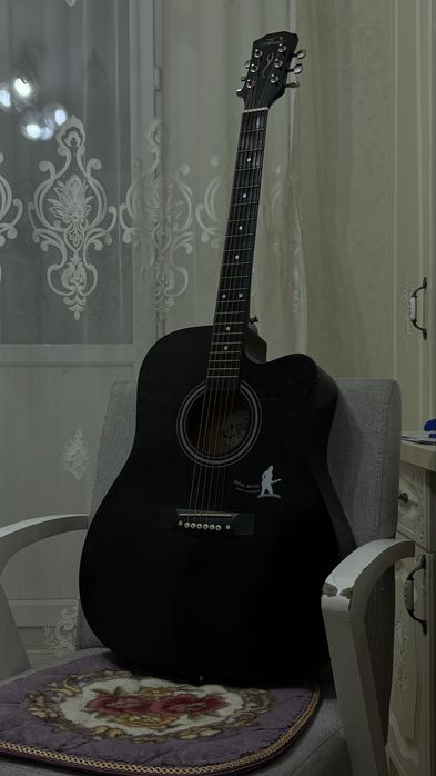 Акустическая гитара в хорошем состоянии