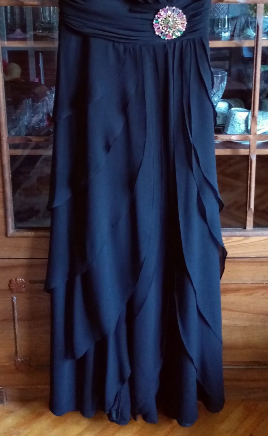 Vand rochie eleganta lunga neagra cu brosa marimea L sau 40