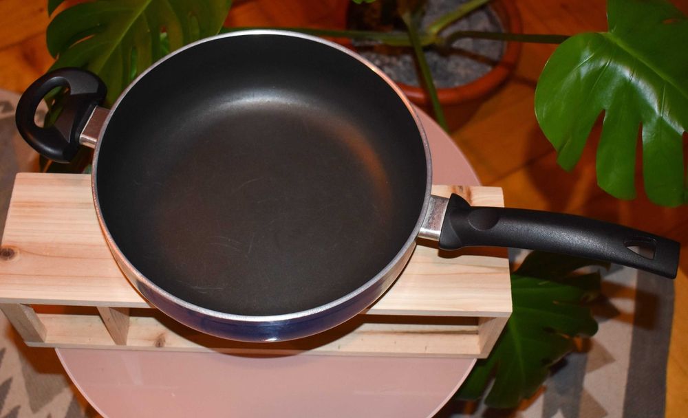 Tigaie anti-aderentă cu capac sticlă