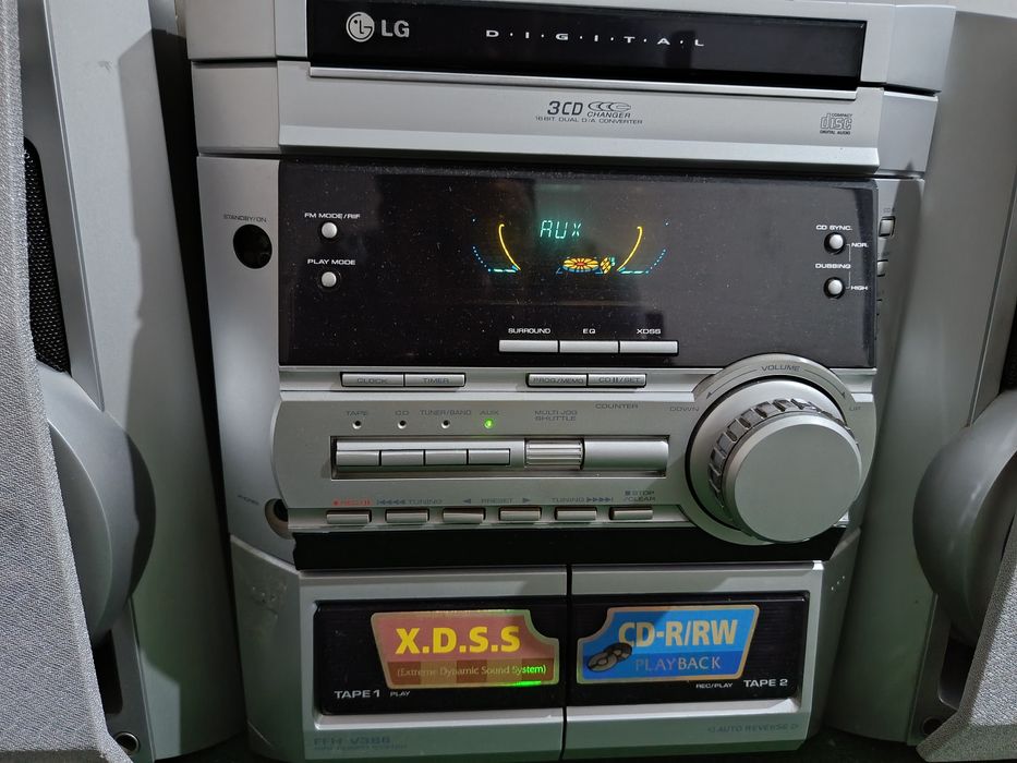 Музыкальный центр LG в хорошем состоянии.