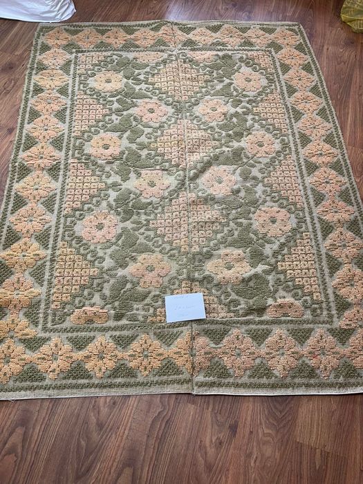 Vând cuverturi,preșuri,macaturi,velințe etc