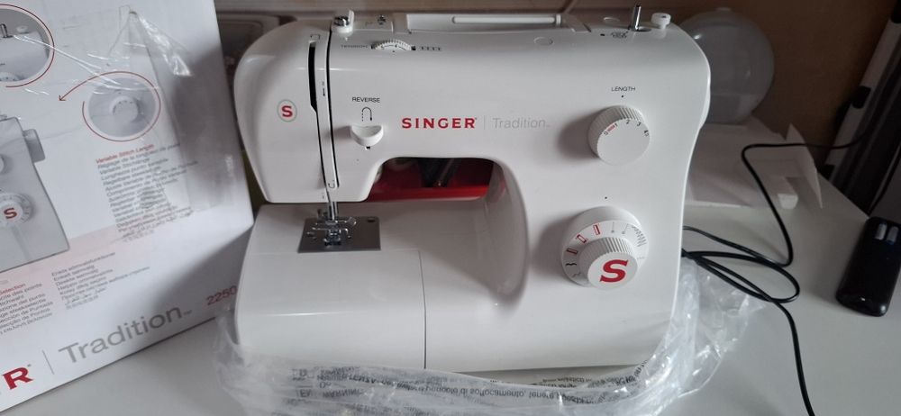 Vand masina de cusut  noua