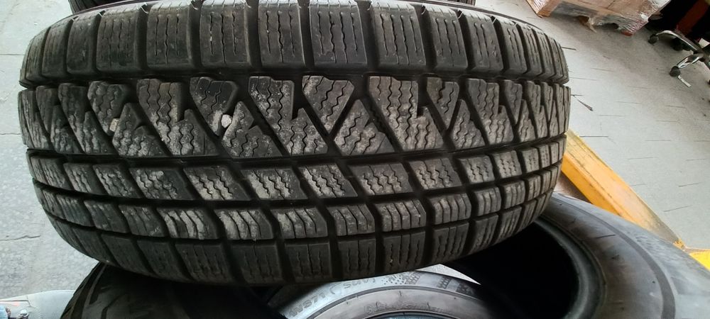 Зимни гуми KUMHO 215/70/16/7мм. Грайфер  2019г. 250лв.