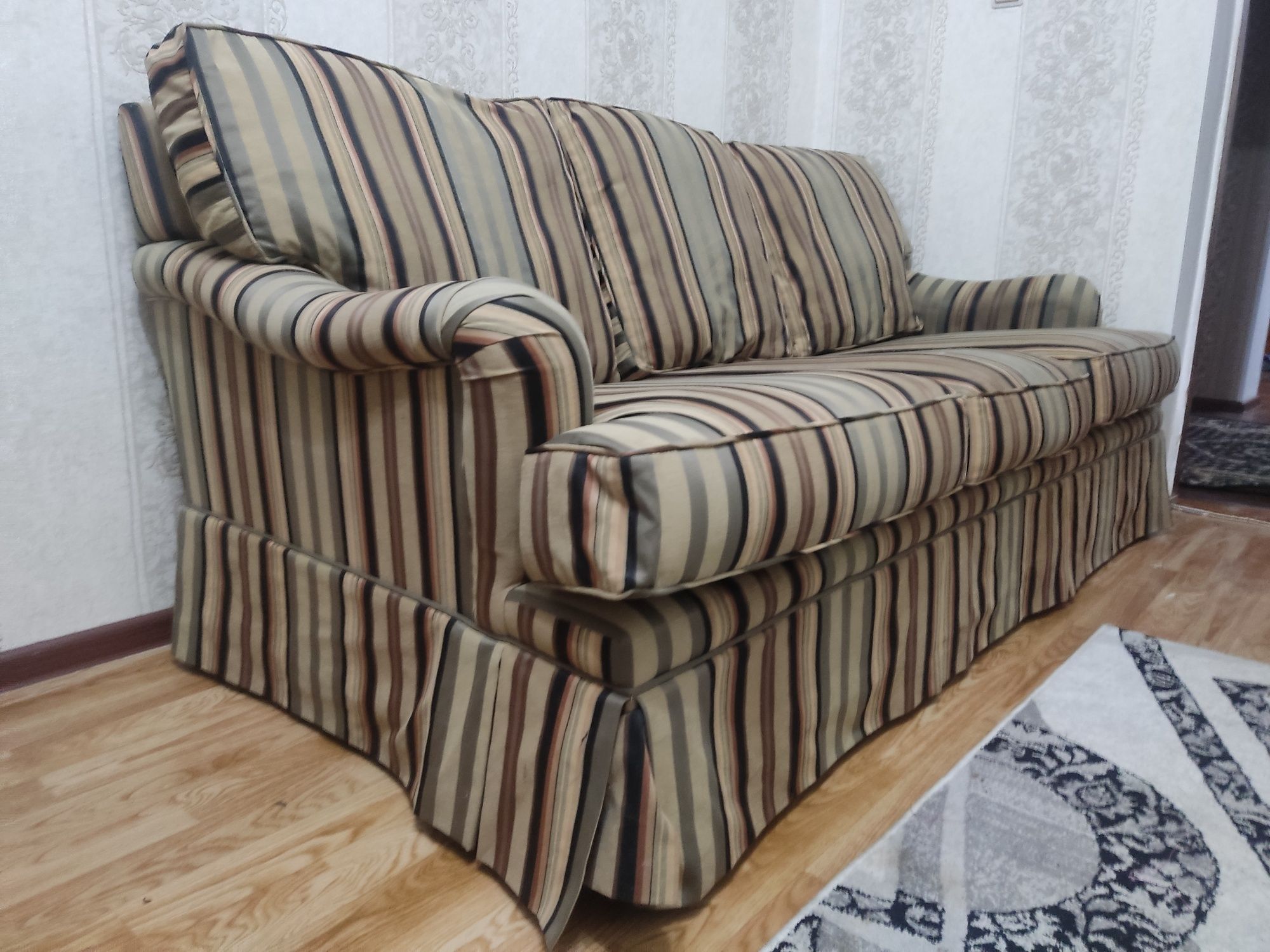 Продам диван в хорошим сост