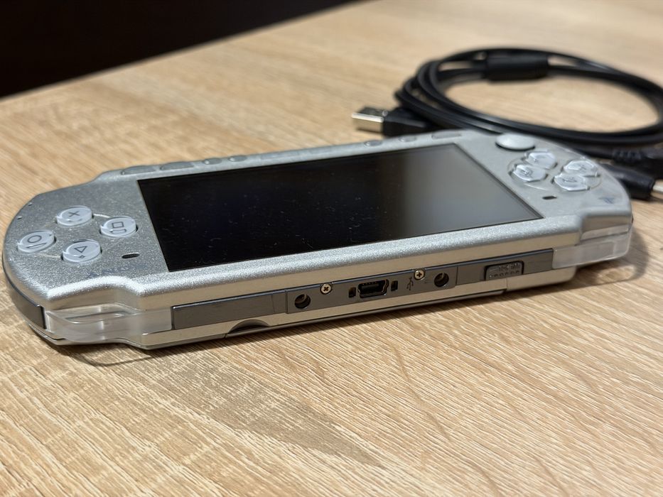 Sony PSP 2004 Silver Consola Portabila Modata cu Jocuri