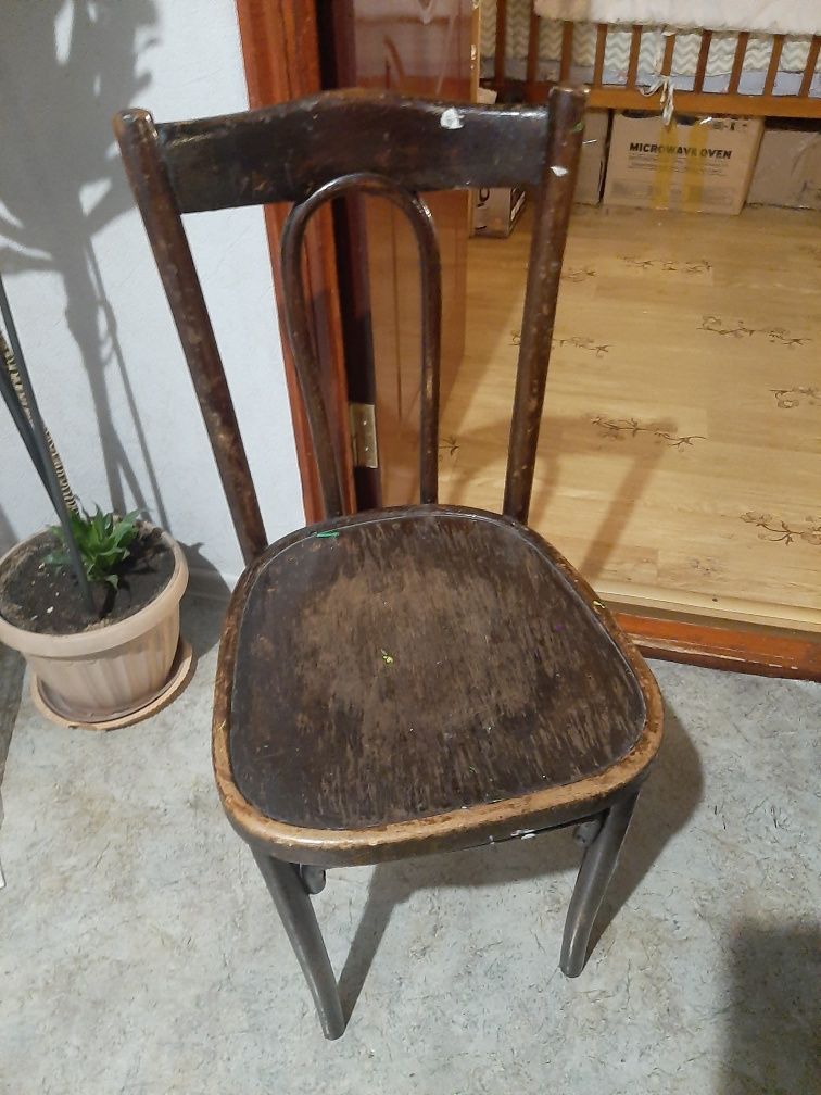 Раритетный стул на фото