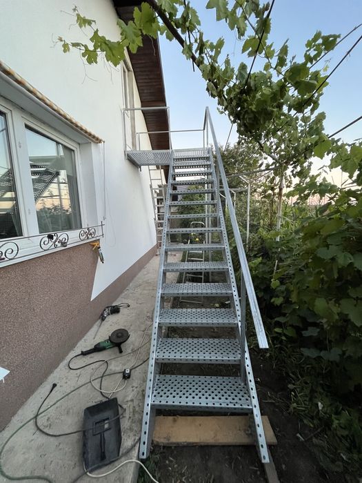 Scări metalice zincate