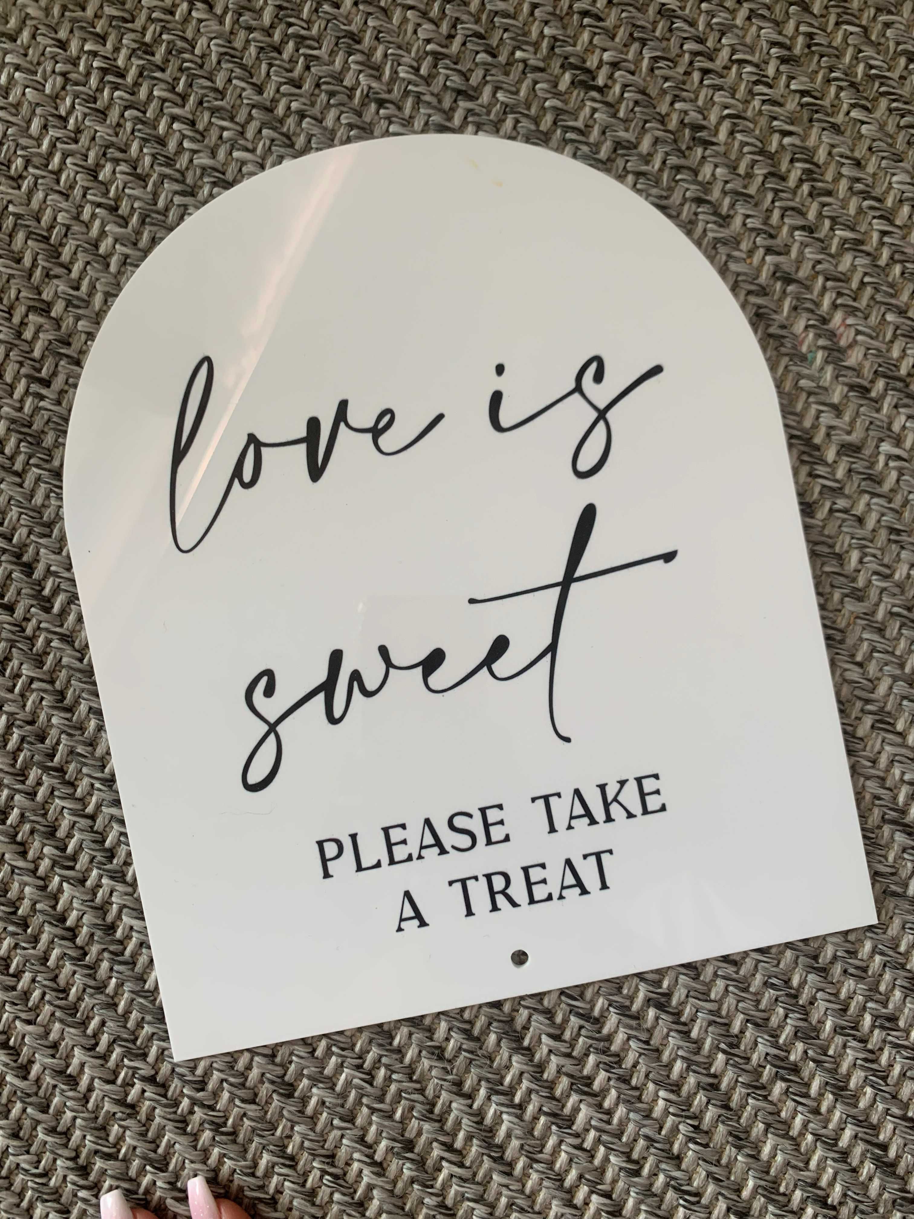 Табелка за сватба "Love is sweet, take a treat"