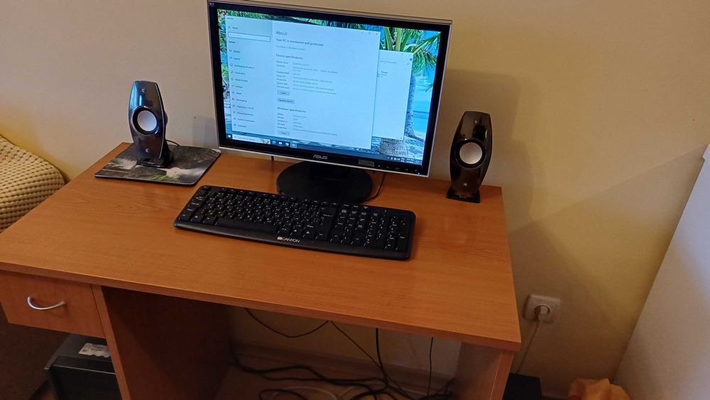 продавам настолен компютър с монитор, буфер и бюро