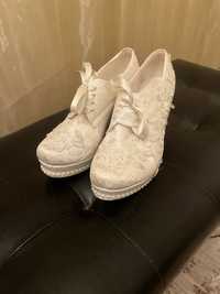 Сватбени обувки с дантела