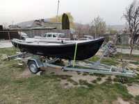 Vând barcă model LIBERTY 430 /1,75 cu motor 4 cai 2 timpi  și peridoc