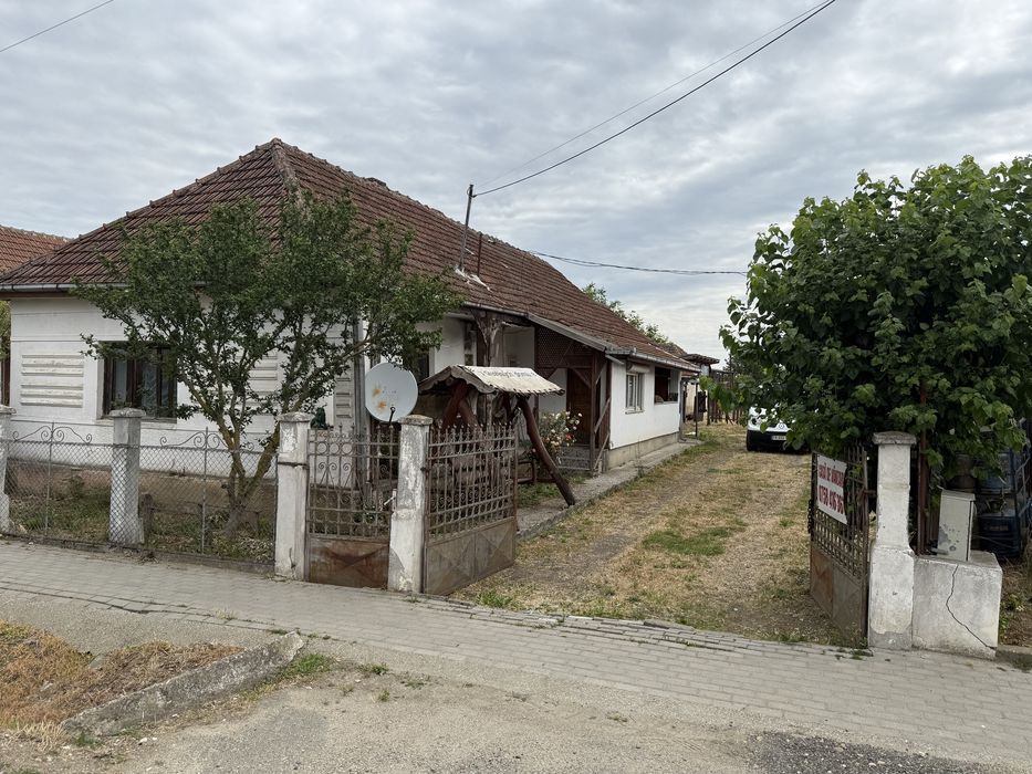 Casă cu 24 ari de teren