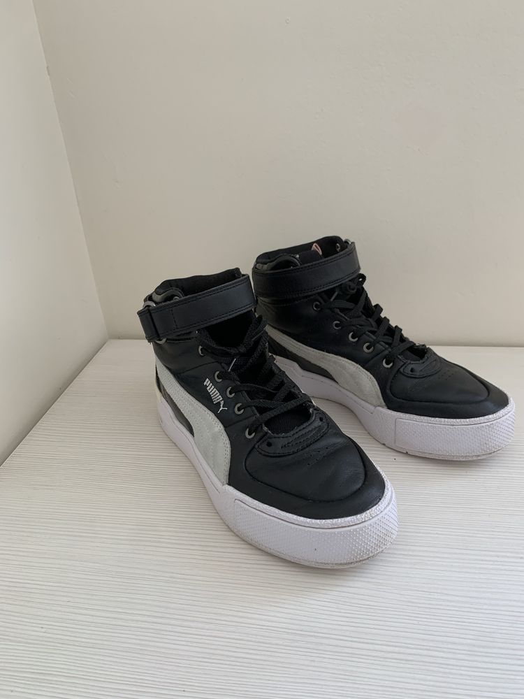 Обувки Puma.