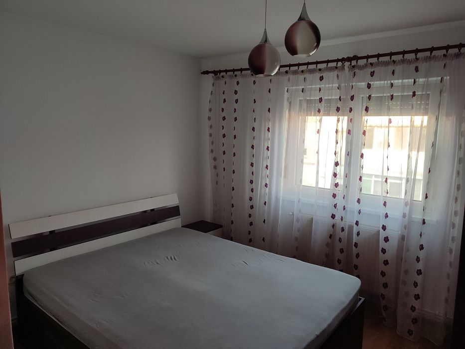 Închiriez apartament 3 camere