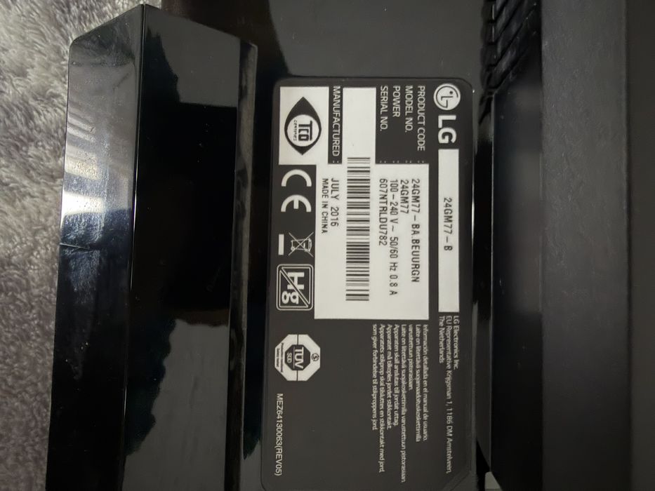 Monitor LG 24GM77 - 24 inch 144hz cu suport birou