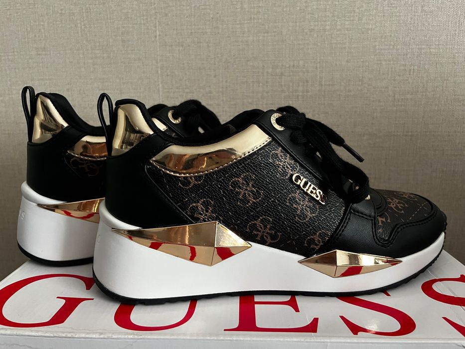 Сникърси Guess Tallya