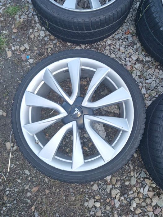 Джанти с гуми за Tesla Model 3 20 цола