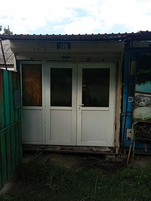 Продается два 20 футовых контейнера спаренные под магазин