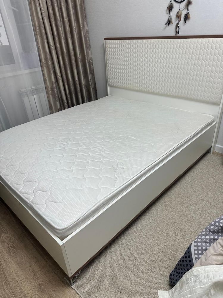 Продам кровать в отличном состонии с матрасом