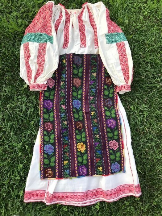 Costum traditional autentic in stare buna lucrat manual