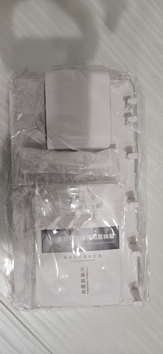 Два броя Ел. Диспенсър с USB зареждане и стойка за Ел четки за баня.