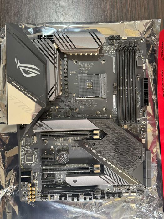 Placa de baza: ASUS ROG STRIX X570-F Gaming - ca noua, cutie + factura