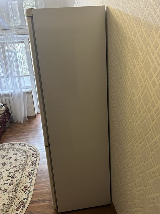 Холодильник рабочий морозит холодит Все работает