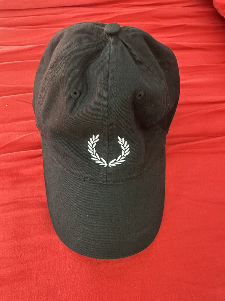 Fred Perry-шапка с козирка