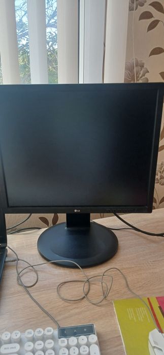 Продавам монитор LG