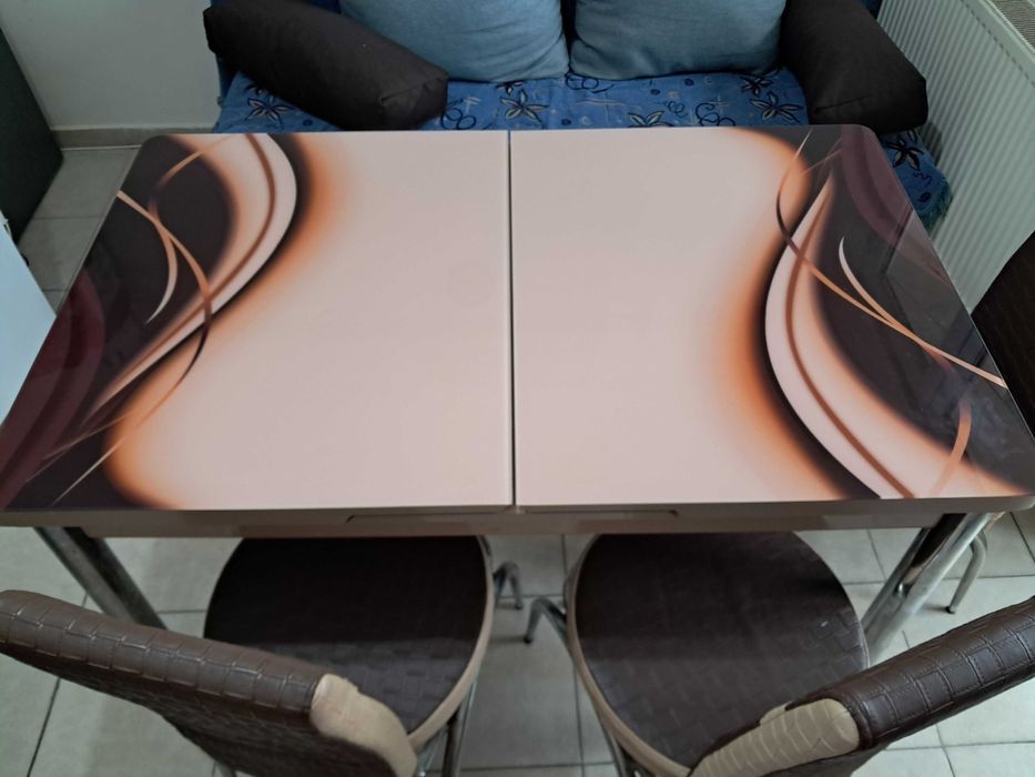 Masa de bucătărie extensibila cu scaune tapițate.