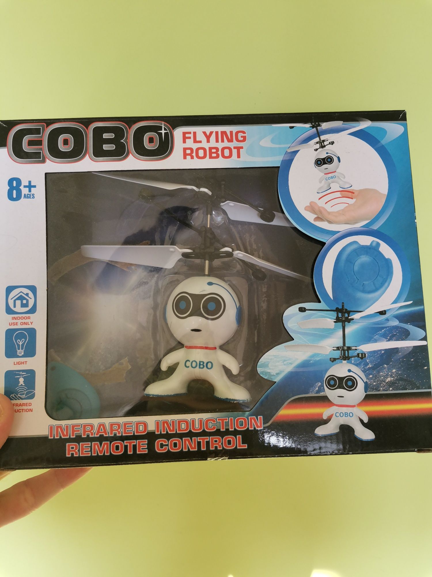 Кобо летящ робот
