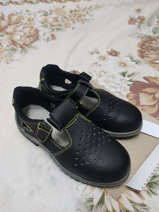 Продаётся специальная рабочая обувь,с усиленной защитой.