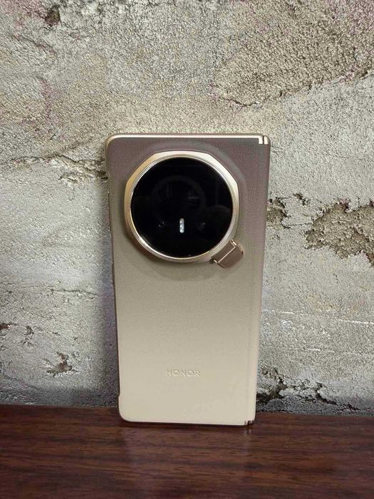 Продавам изгодно Honor Magic V5 - чисто нов сгъваем телефон