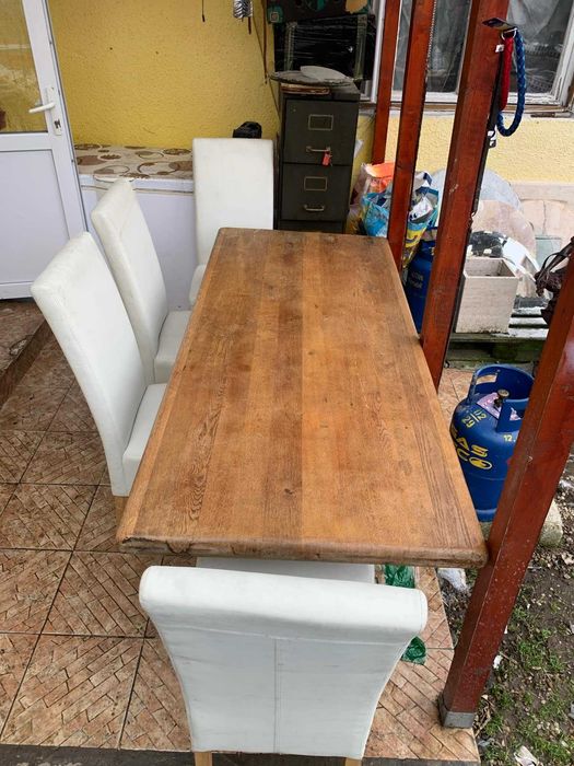 Masa cu blat din lemn masiv cu patru scaune inbracate in piele alba