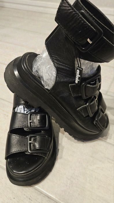 Високи кожени сандали