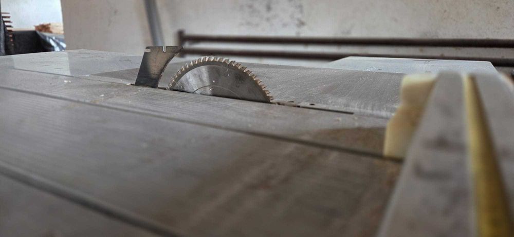 Circular cu masa mobila, reglabila pe lungime, latime si inclinare