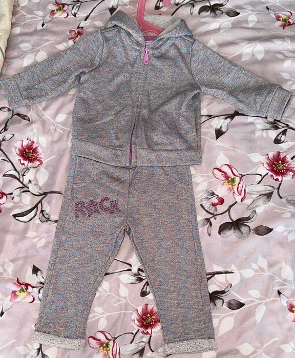Vand 2 costume fetite - 200 RON