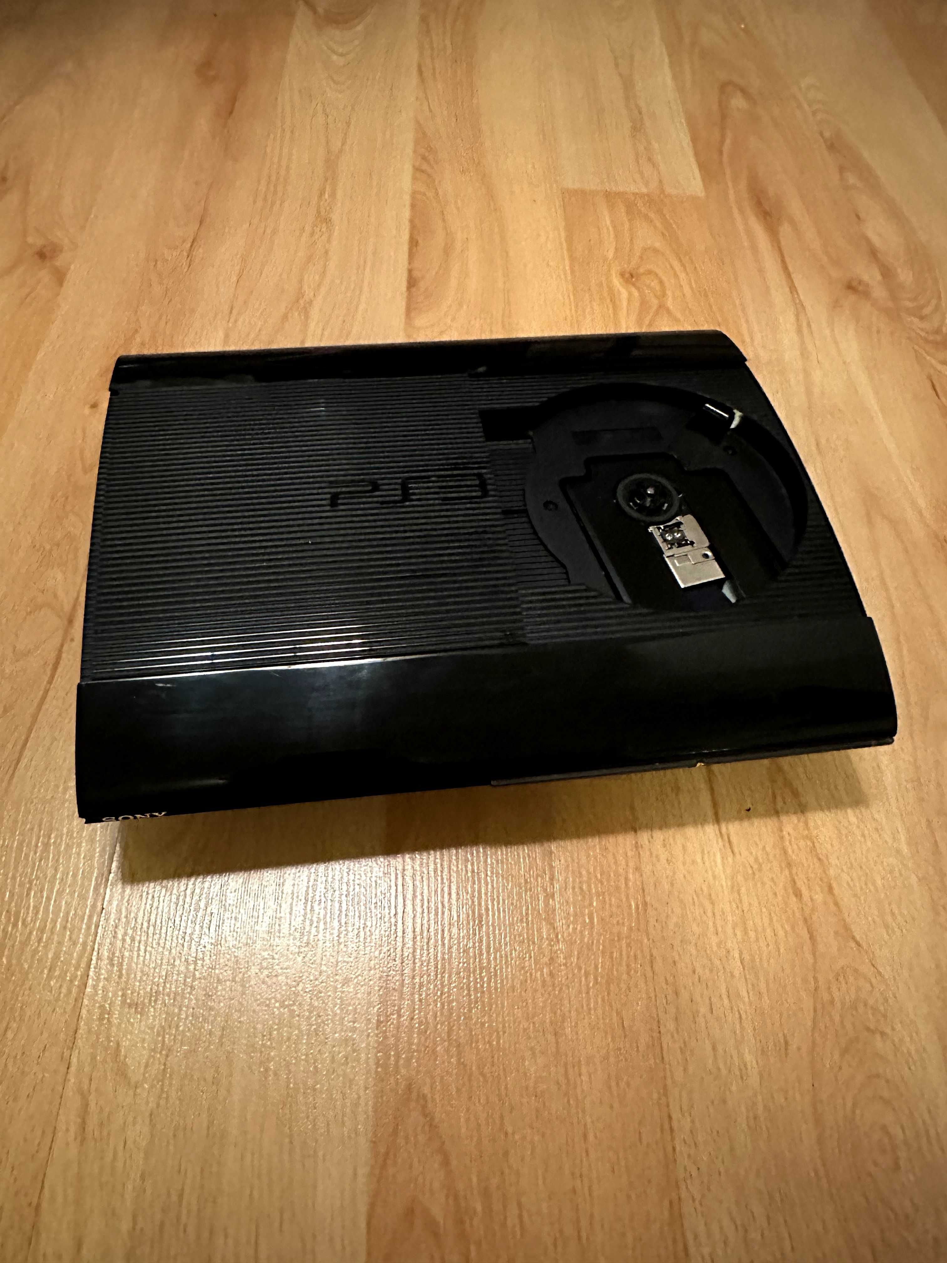 Продавам PlayStation 3 Super Slim (500GB) с оригинален контролер.