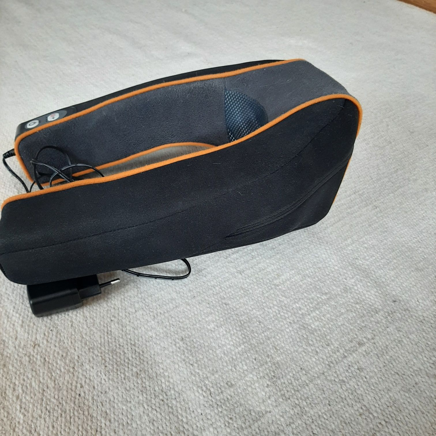 Aparat de masaj cervical portabil, electric, cu incalzire