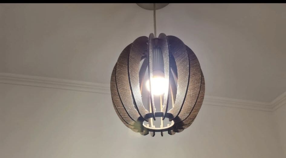 Lustre din lemn maro