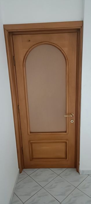 Ușa de interior din lemn cu toc
