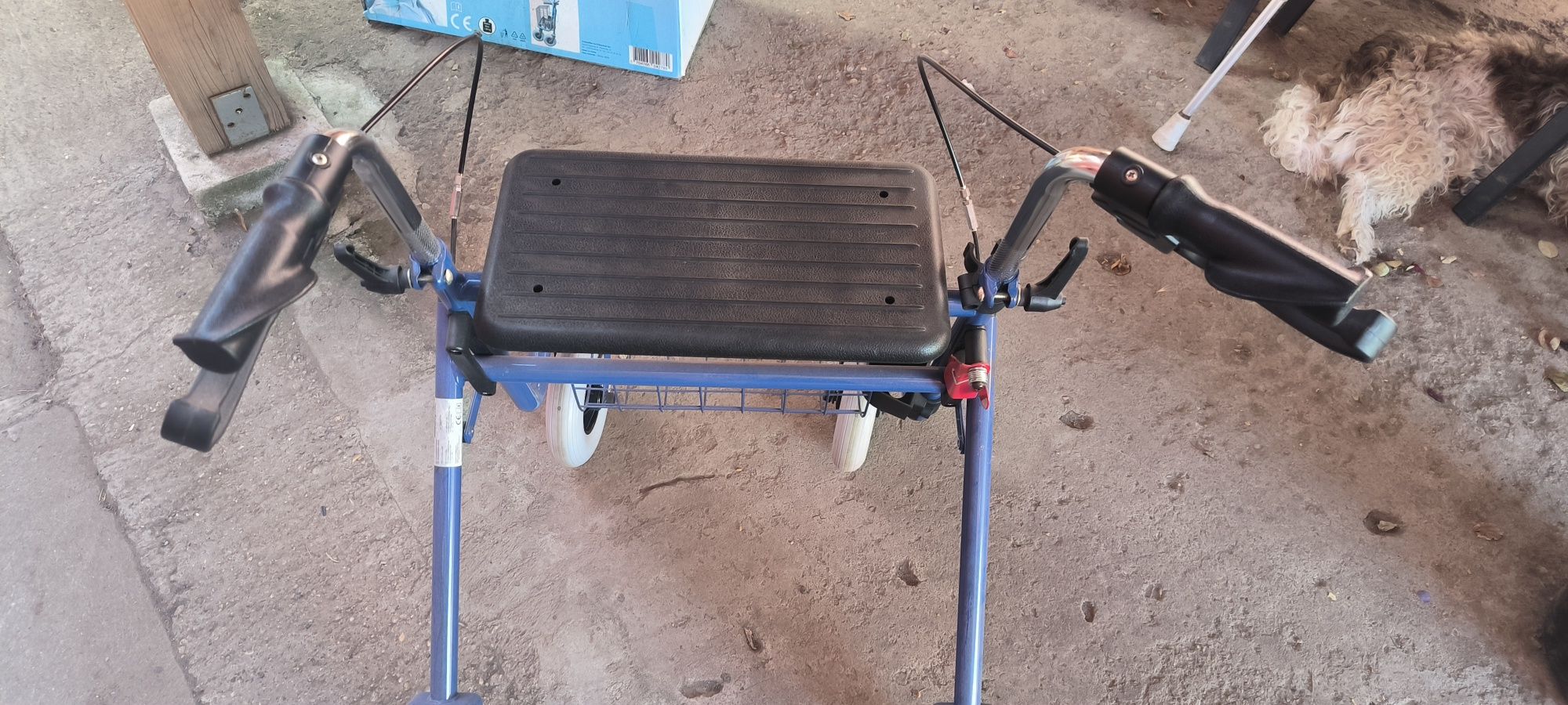 Vând mergător/rulator