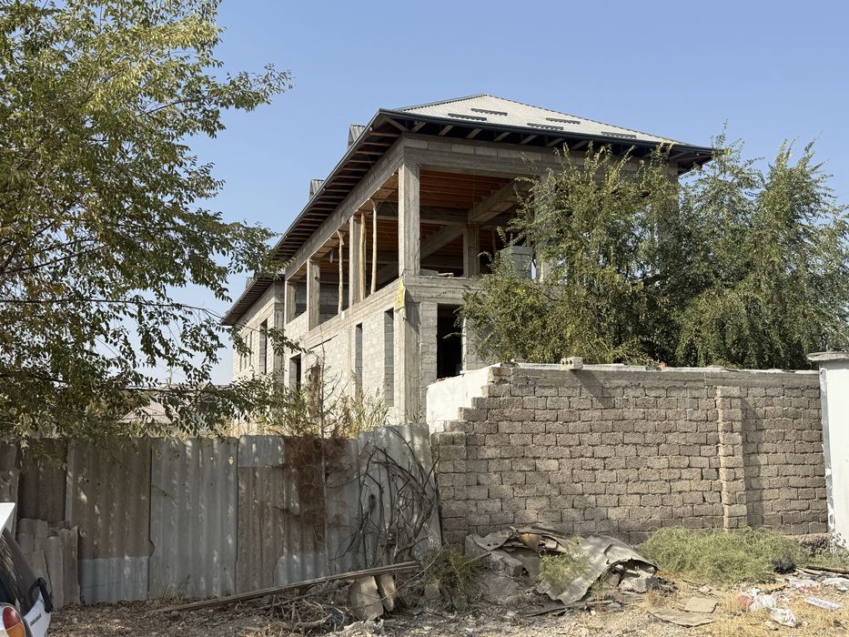 Srochna hovli sotiladi