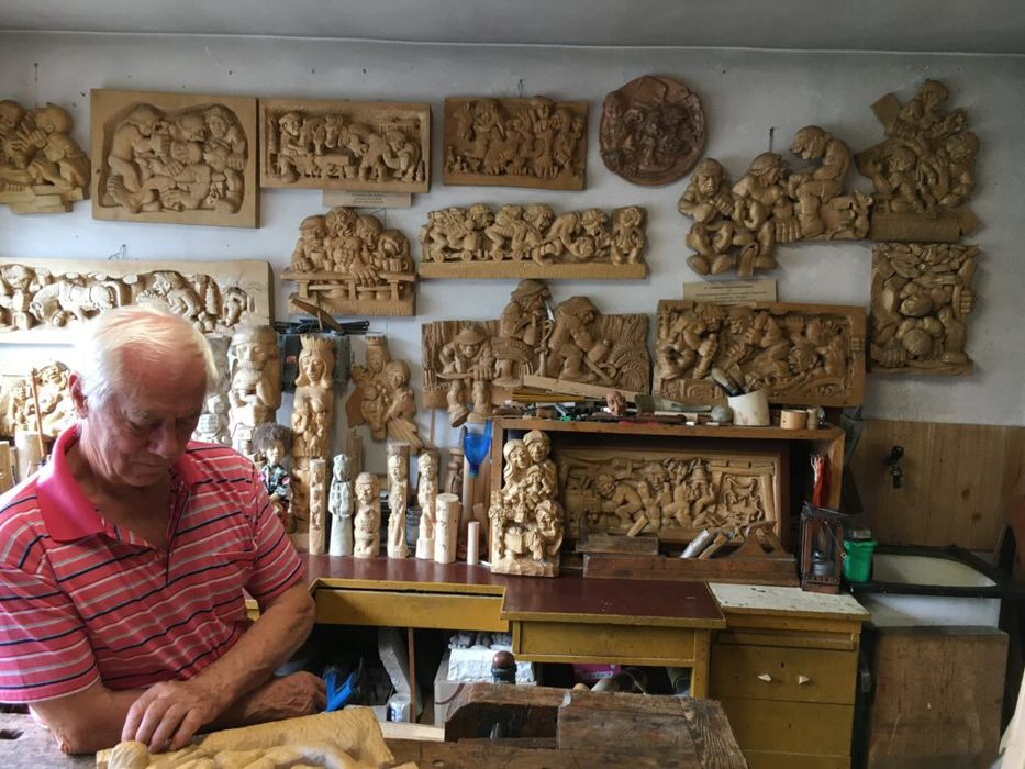 Sculptura Jan Procner, artist slovac, scena crama, joc carti, betivi