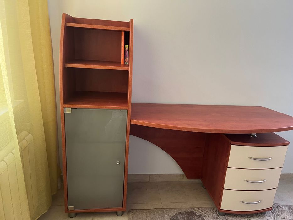 Бюро с чекмеджета и рафтове