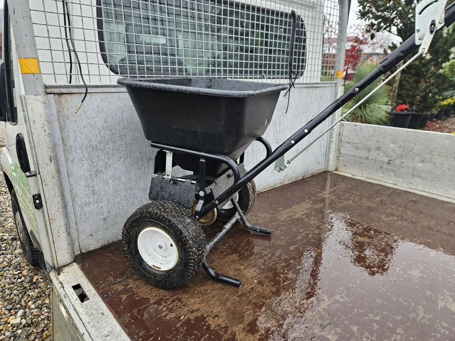 Masina imprastiat ingrasaminte gazon