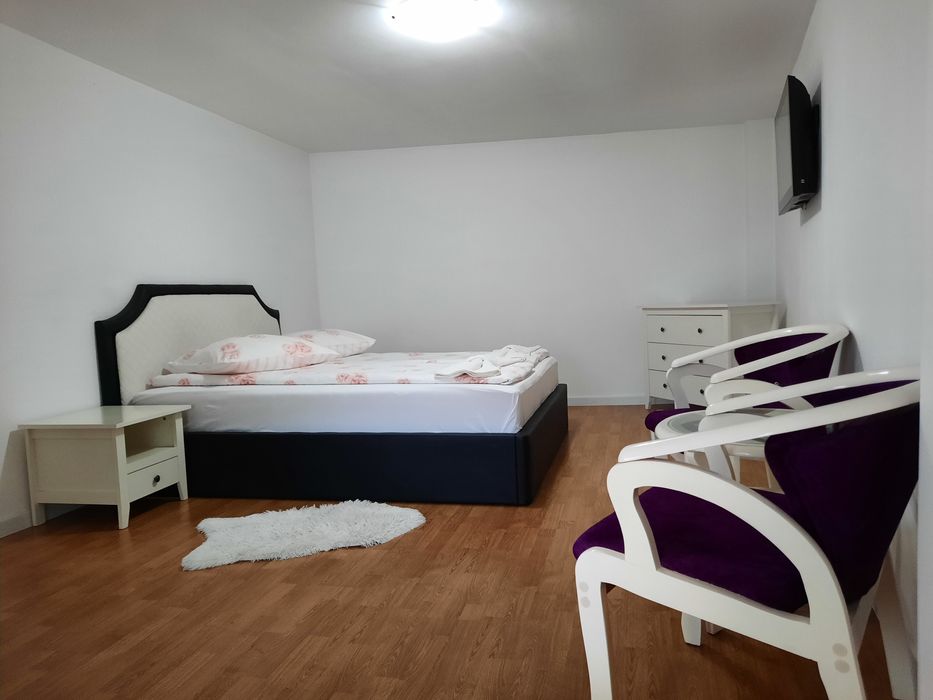 Inchiriez doua garsoniere la CASA, P+Etaj, ideala pentru doua cupluri