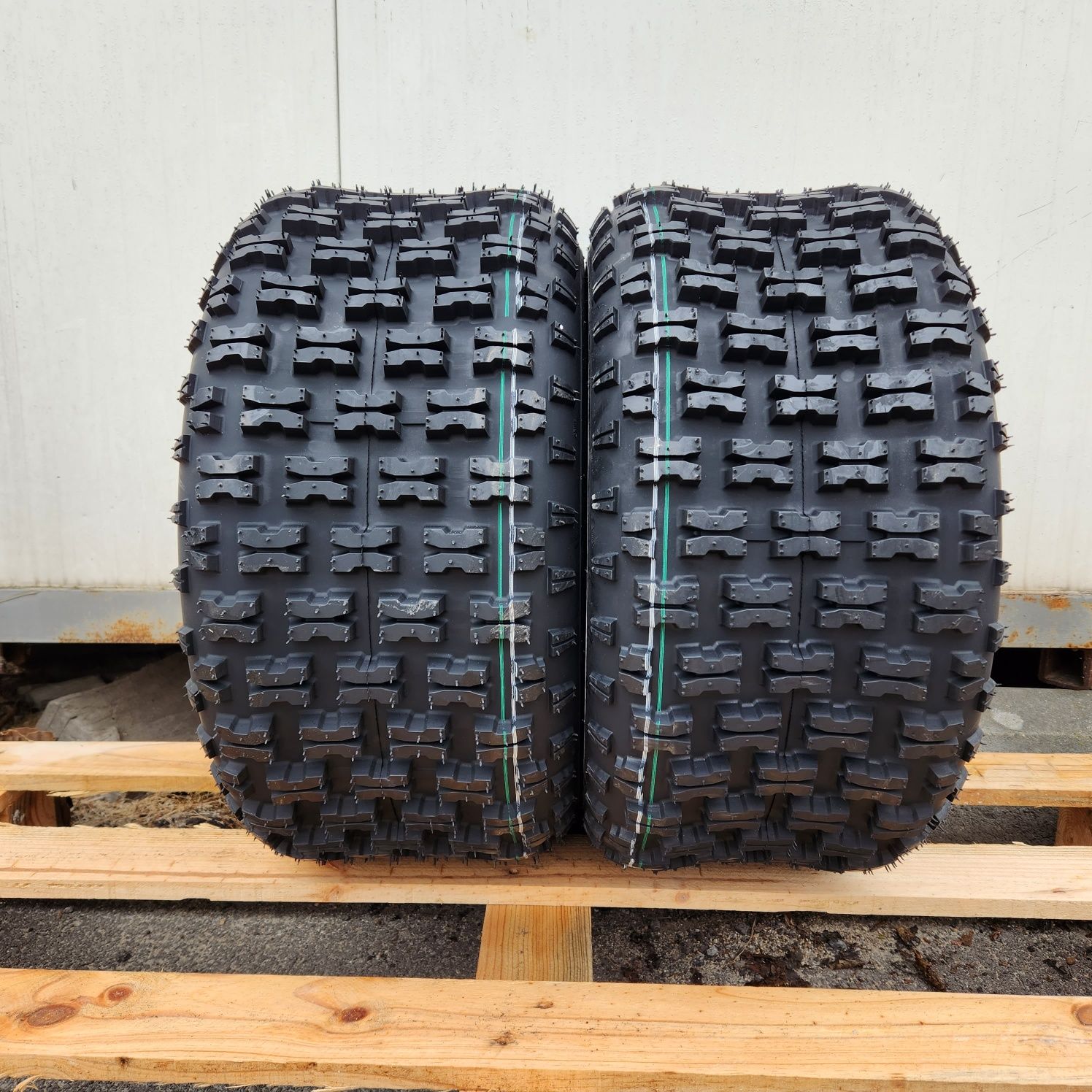 Задни Гуми 20x11x10 , 22x10x10 - 2 бр - само 280 лв за двете